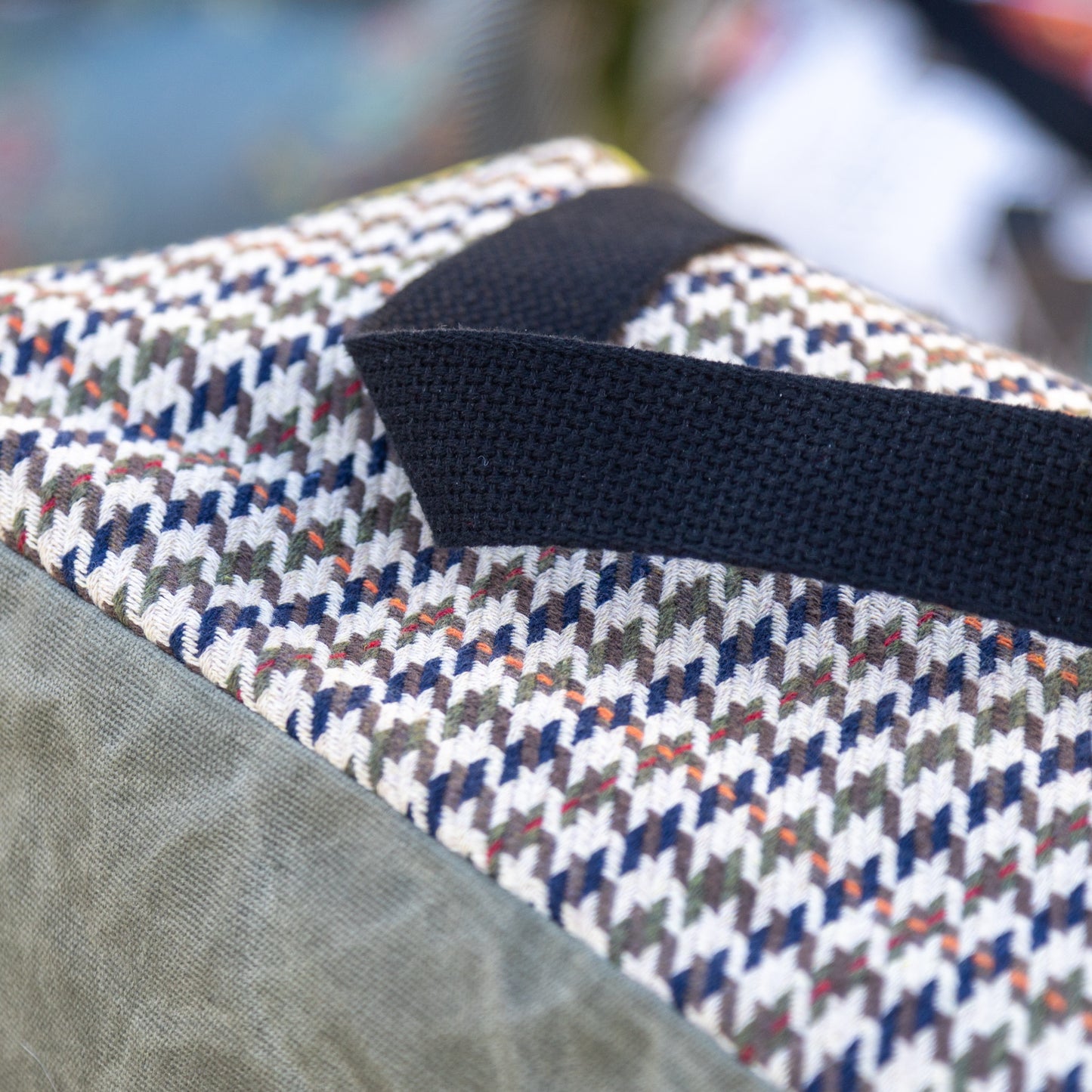 Shoulder bag in houndstooth and green velour