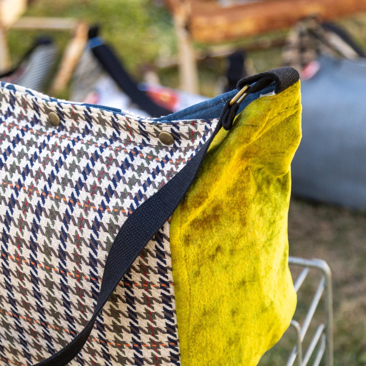 Shoulder bag in houndstooth and green velour