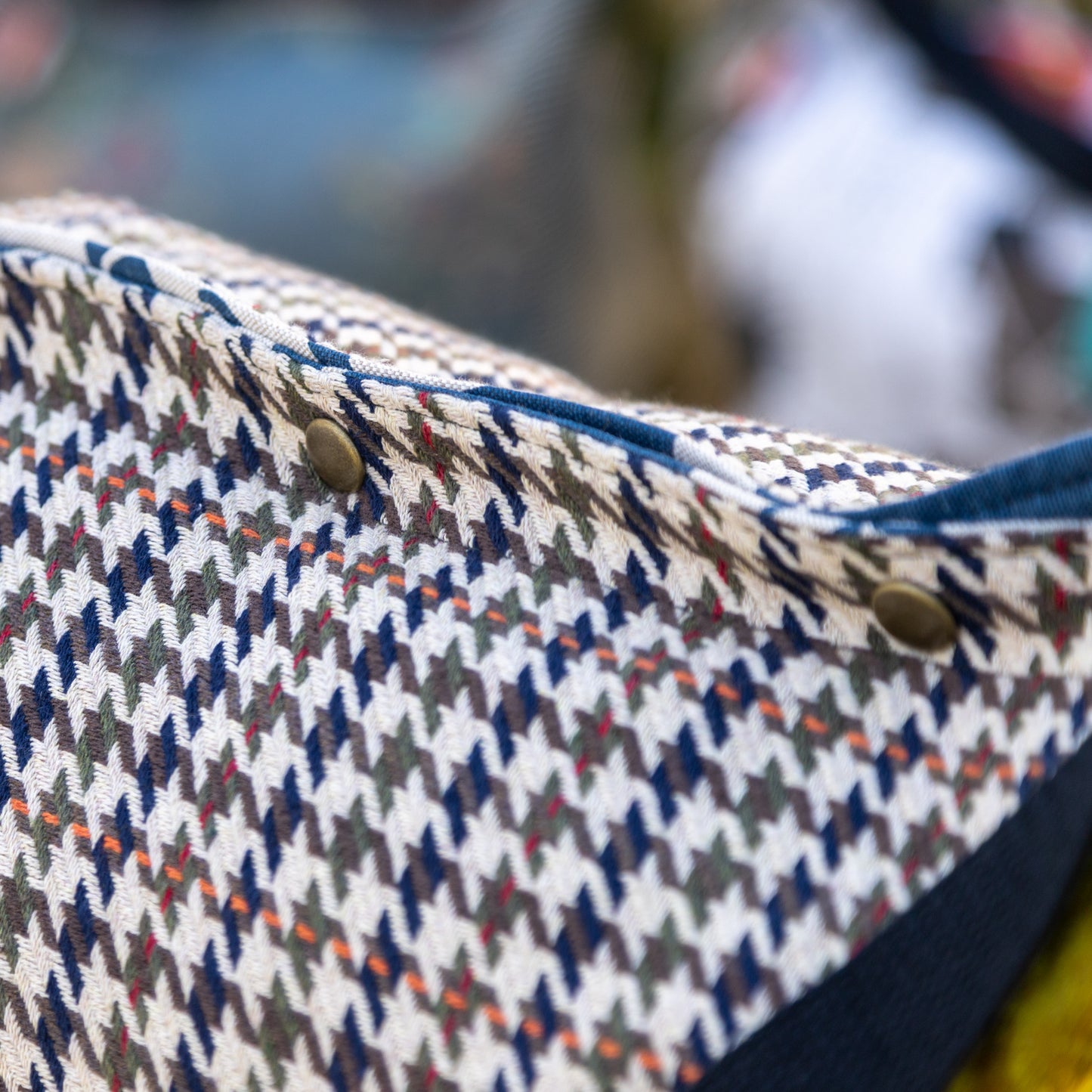 Shoulder bag in houndstooth and green velour