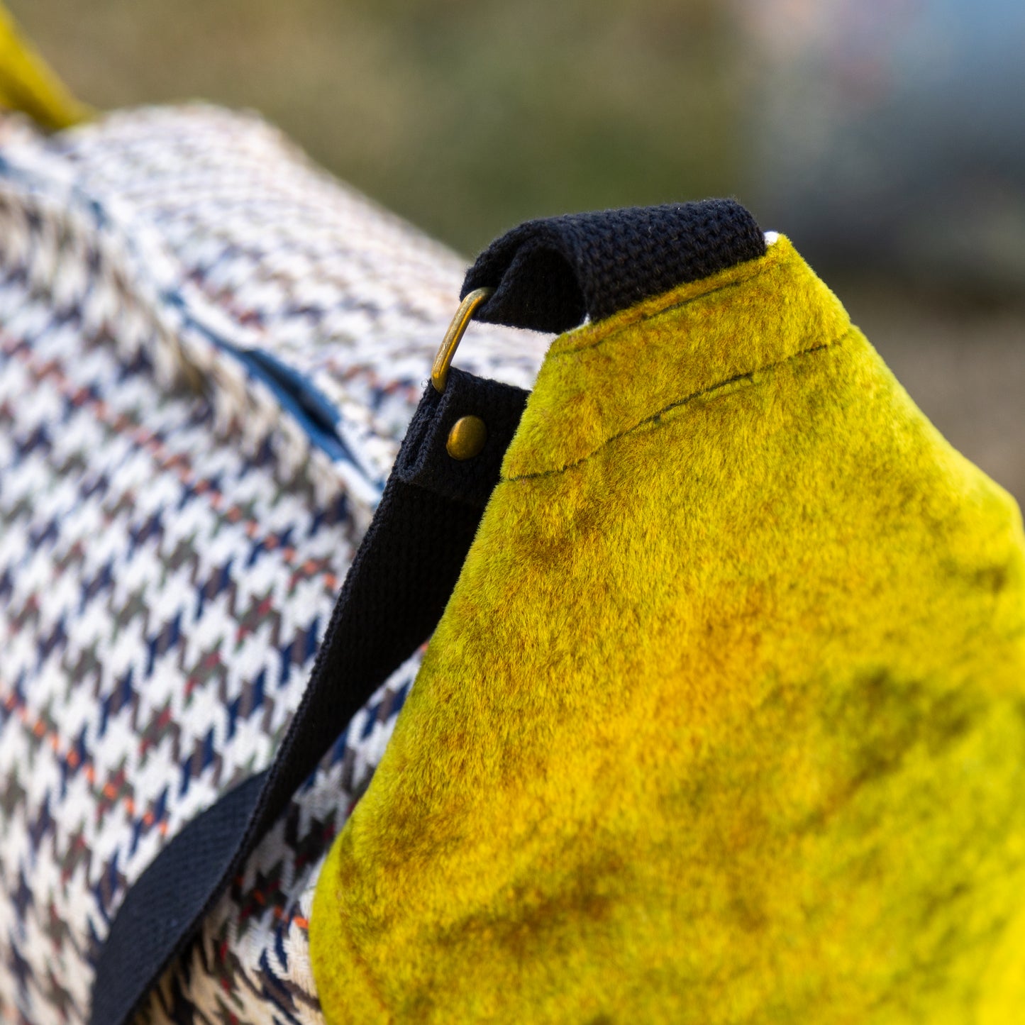 Shoulder bag in houndstooth and green velour