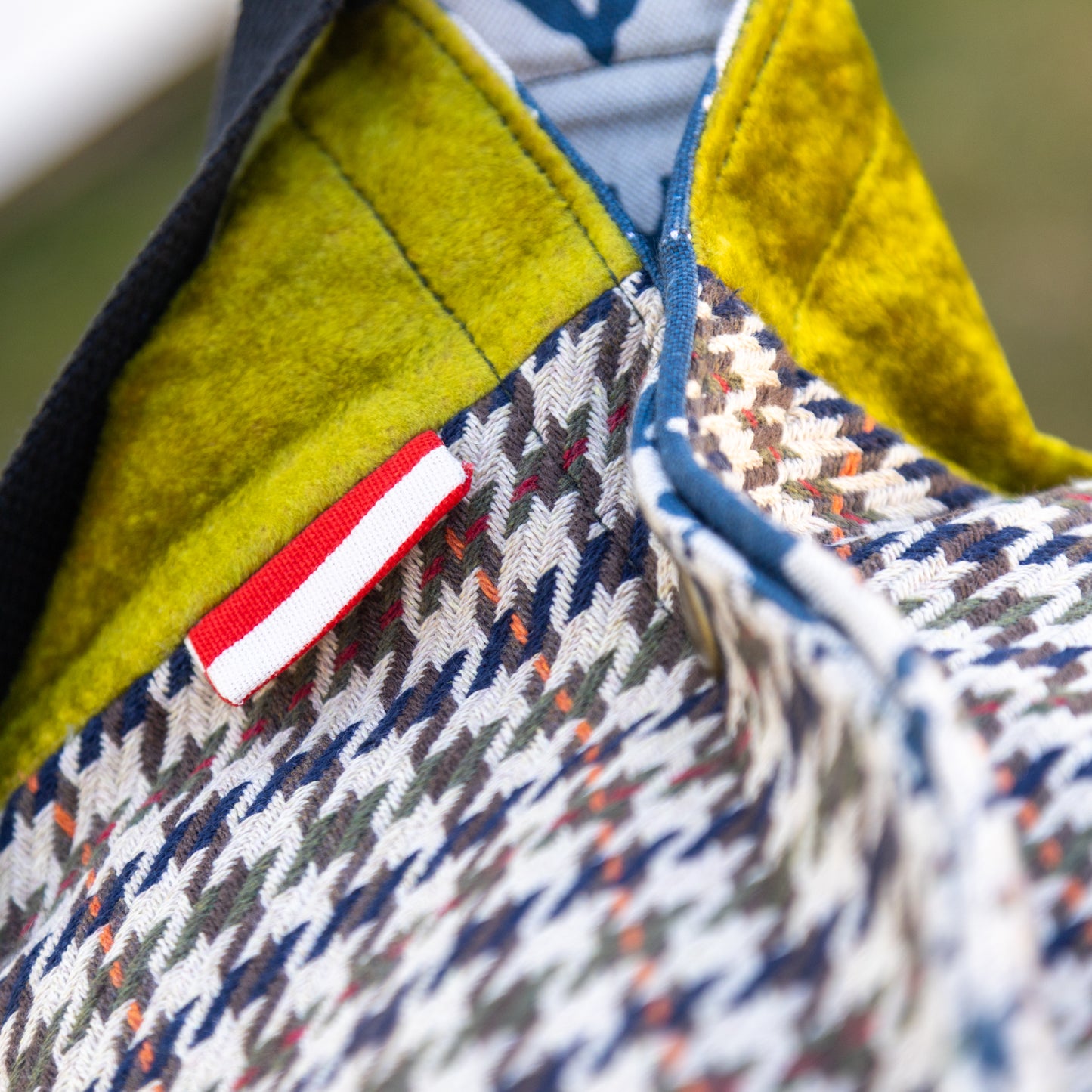 Shoulder bag in houndstooth and green velour