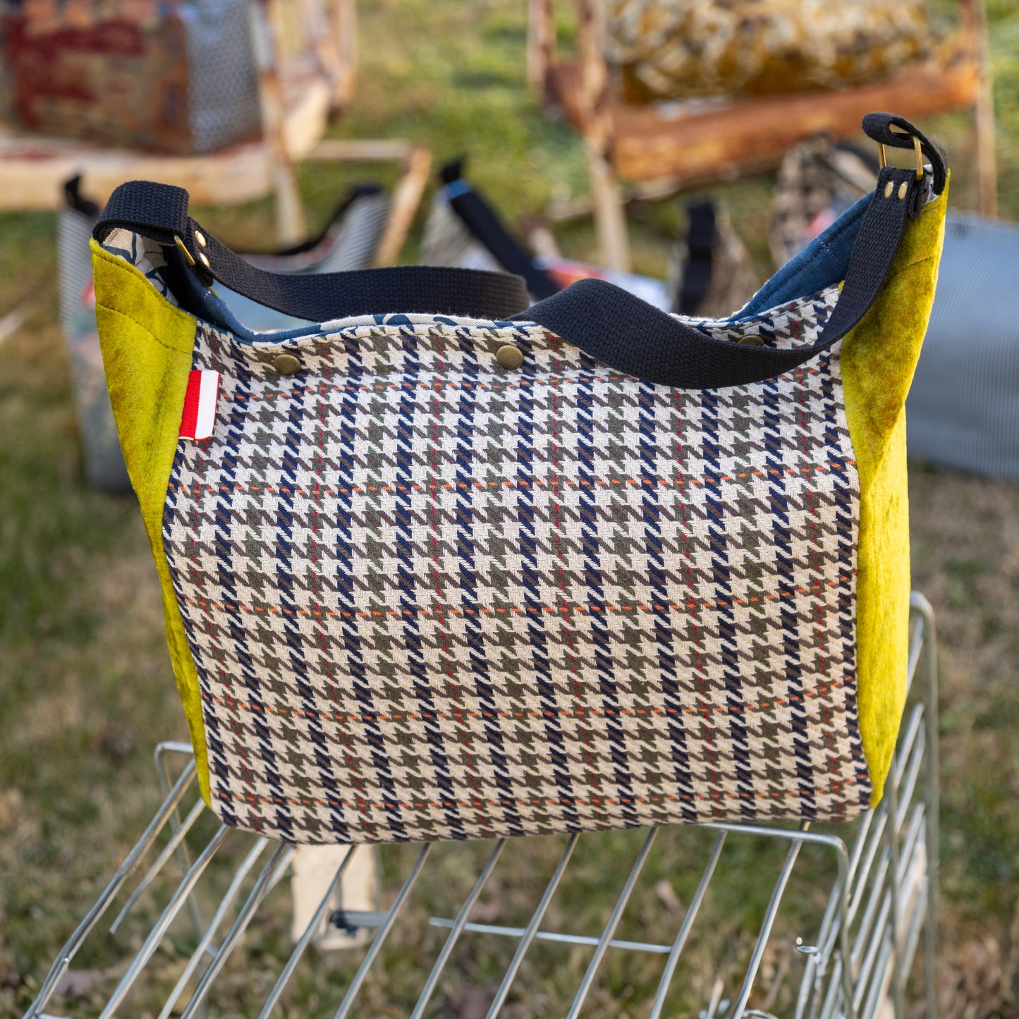 Shoulder bag in houndstooth and green velour