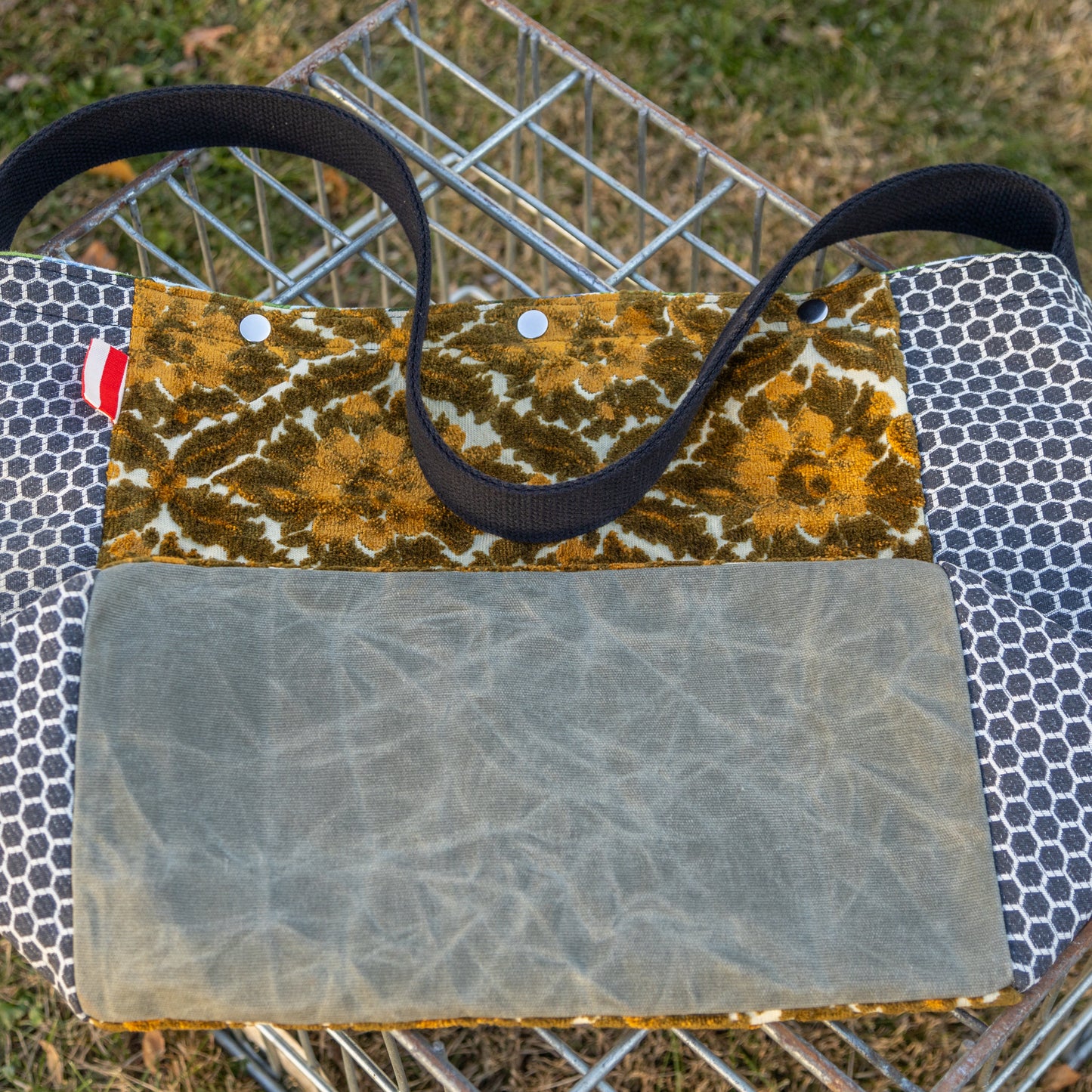 Shoulder bag in sculpted orange and honeycomb