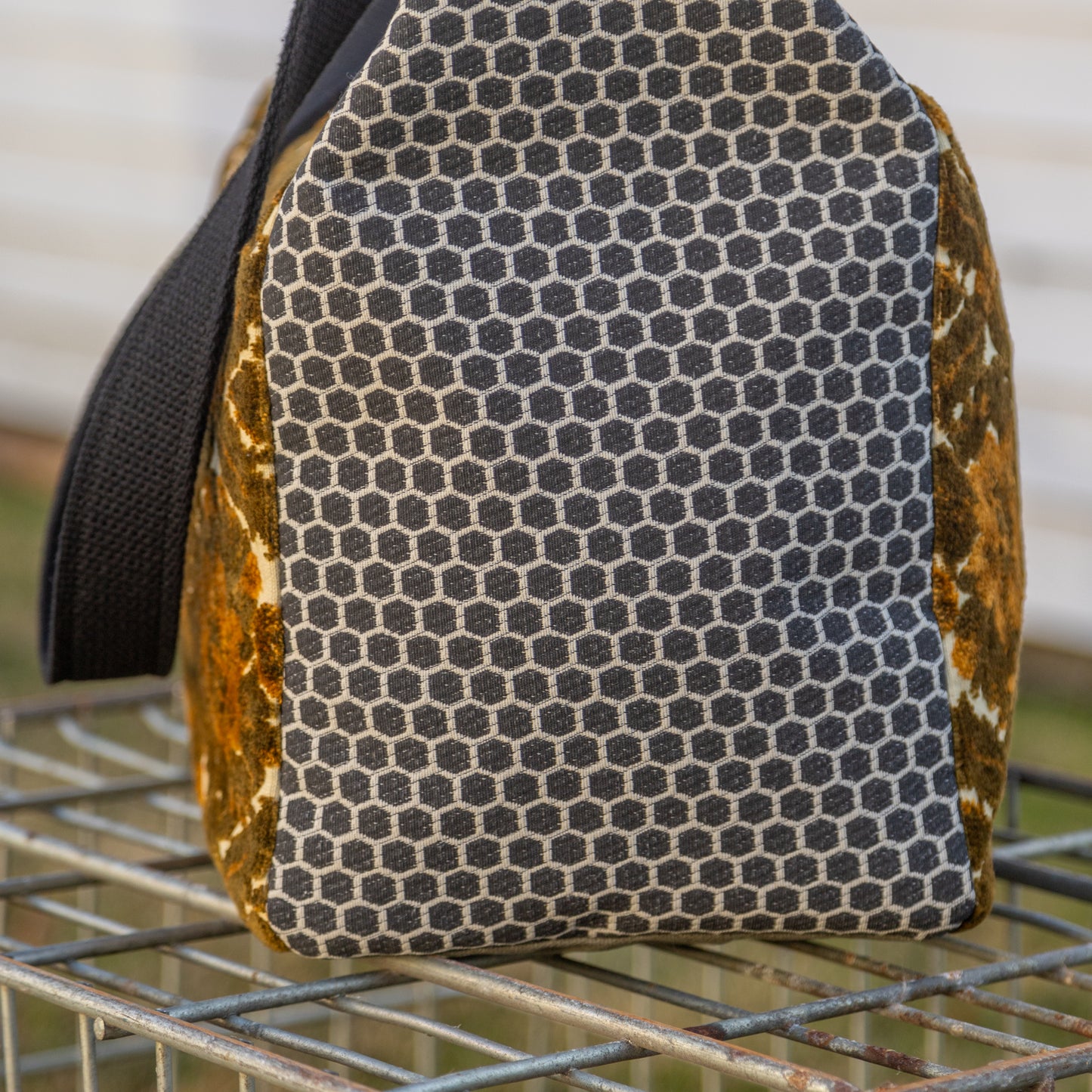 Shoulder bag in sculpted orange and honeycomb