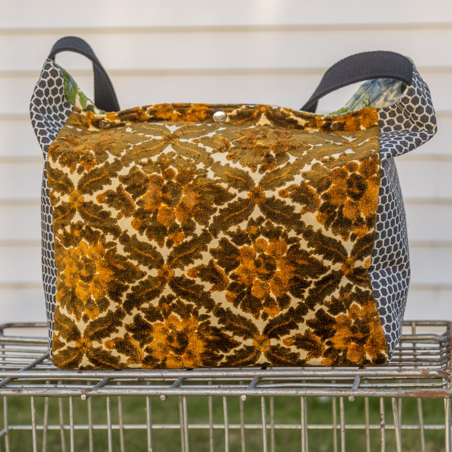 Shoulder bag in sculpted orange and honeycomb