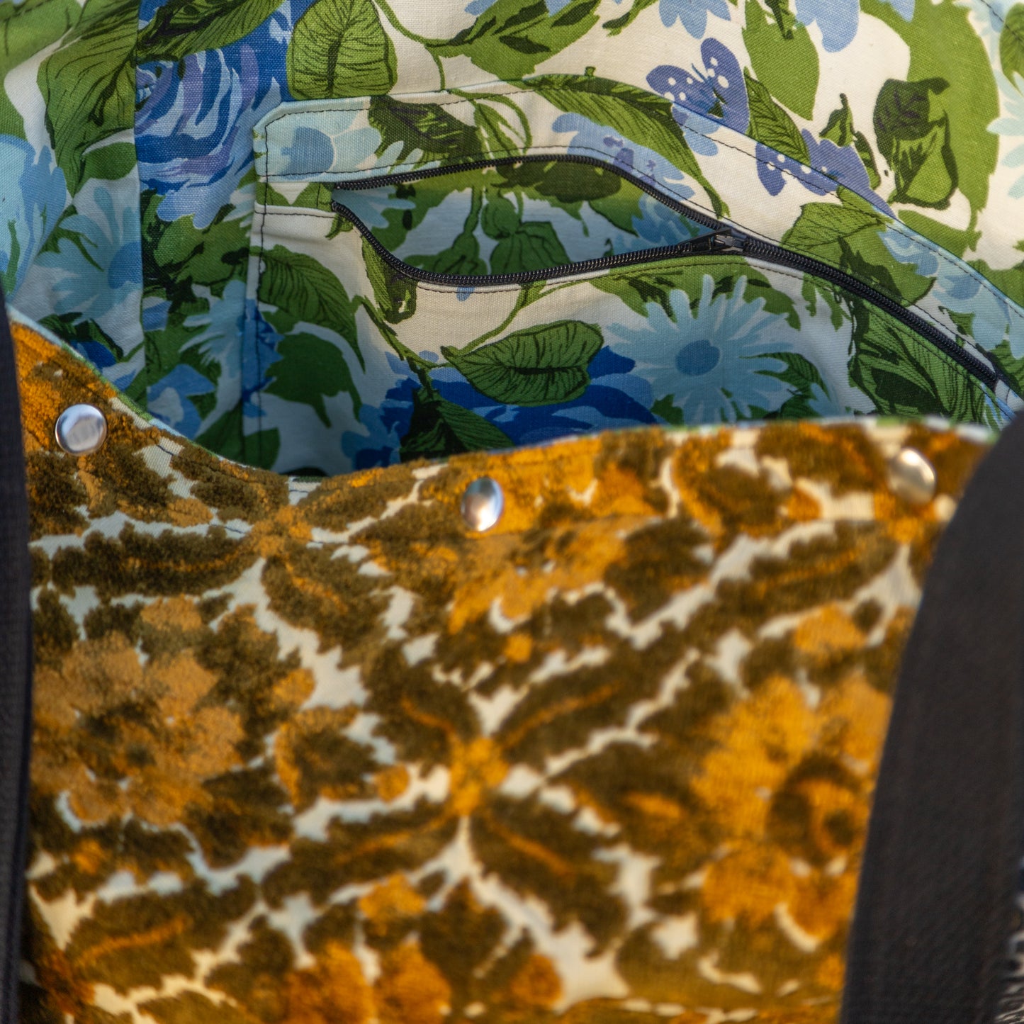 Shoulder bag in sculpted orange and honeycomb