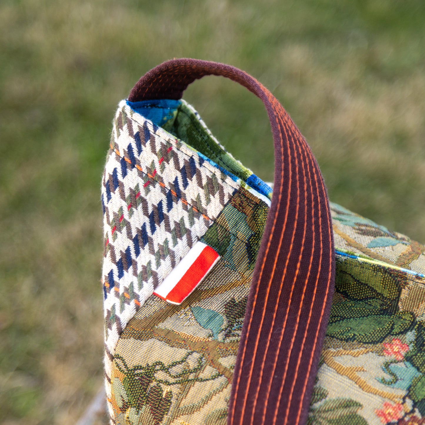 Shoulder bag in floral jacquard and classic houndstooth